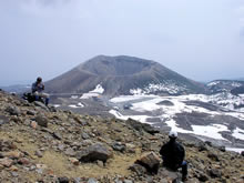 4月下旬、雪うさぎが見られるころの吾妻小富士と浄土平（一切経山登山道からの展望）