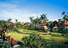 田園風景の中に突如として現れるヴィラは宮殿のようで、タイが持つ悠久の歴史を感じさせる。