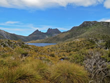世界で最もきれいだと言われるタスマニアの世界遺産のひとつ「クレイドル・マウンテンズ」　© Tourism Tasmania & Kathryn Leahy