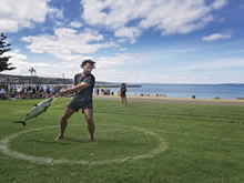 マグロを投げて飛距離を競うお祭り「ツナラマ」　© South Australian Tourism Commission