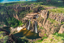 雨季には膨大な量の水が流れ落ちる滝　(c)Sam Earp/Tourism NT