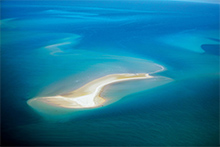 フレーザー島付近の海峡は、溜まり続ける砂のため、グレトサンディー海峡と呼ばれる　© Tourism and Events Queensland