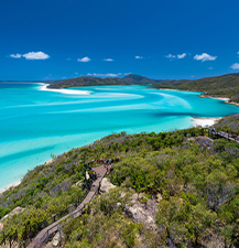 海の青と島の緑、白い砂が一望できるヒル・インレット　© Tourism and Events Queensland