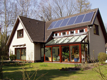 パッシブソーラーの一例。住宅に美しく統合された太陽熱温水システム（オーストリア）