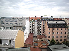 集合住宅の太陽光（左）と太陽熱(右)利用（ミュンヘン）