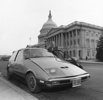 1977年にGEのエンジニアたちが製造した電気自動車（EV）GE-100。ワシントンDCで車とポーズをとるのは、GEグローバル・リサーチ本部があるスケネクタディの市長も務めたSam Stratton米下院議員。（写真提供：スケネクタディ科学技術博物館）