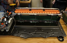 チームの研究はフォード・モーター社の76セルのバッテリーパックから始まった。最適化されたバッテリーではセル数を16減らせる見通しで、2割少なくなる計算に。よりスマートな稼働によって、バッテリーの出力を高めることも可能。（写真提供：GEグローバル・リサーチ）