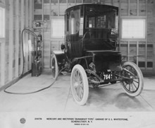 GEの財務担当者、サミュエル・ホワイトストーンのガレージに止められた1911年製のEV。（写真提供：スケネクタディ科学技術博物館）