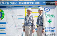 清水建設　秋田潟上ウインドファーム　建設工事作業所。田中仁志所長（左）、遠藤洋介副所長（右）。今後の建設には、地元のエンジニアたちが大勢携わることになる。
