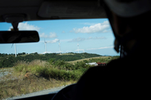 浜田駅前から山道を車で走ること45分、山の尾根にそびえる29台の風力発電機が見えてくる。
