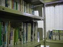 事務所の棚には、多数の専門書が並ぶ
