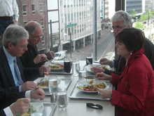 ブレーメン地域銀行の食堂にてベジタリアンメニューで会食をするボーンゼン市長（左）