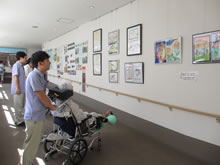 館山病院ギャラリーのウガンダ絵画展。
