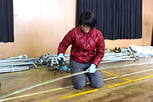 電動サンダーで節削りのデモンストレーションをする、丹波篠山市の元地域おこし協力隊（福住地区担当）で現在は同地区に移住した、バンブーグリーンハウスプロジェクトの岸田万穂さん。