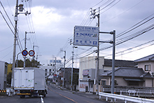 長尾町境の道路標識。「八十七番札所　長尾寺」の表示とともに、「ようこそ　竹の町　長尾へ」の文字が書かれている。