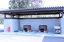 さとやま交流館の屋外煮炊き場。タケノコの湯がきなどに使えるように設備した。