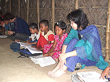 バングラデシュの農村の子どもへの教育支援活動に同行