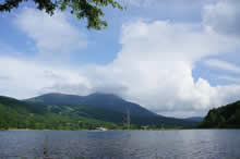 長野県立科町にある女神湖を訪ねる。女神湖は冬季には全面凍結し、奥に見えている山はスキー場として賑わう。