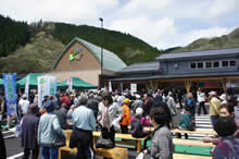 4月22日にグランドオープンを迎えた、道の駅「にちなん　日野川の郷」。多くの来客で賑わった。