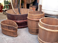 左から順に、狐桶、半切桶、ため桶、飯だめ桶。桶職人は、釘を一本も使わず、さまざまな形をつくり出します