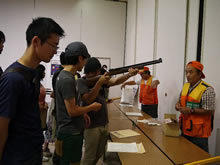 狩猟の魅力まるわかりフォーラムの会場にて、模擬銃の展示（写真は環境省提供）