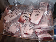ブロックごとに分けた肉は部位名、捕獲日時などを書いて冷凍保存
