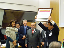 世界農業遺産の認定証を掲げながらFOAのシルバ事務局長らと写真に映る岐阜県の古田肇知事。