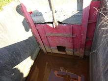 伝統的な水利慣行を配慮した穴の開いた水門