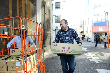 賞味期限が迫ったため寄贈していただいた食品。フードバンクとして活用することで、“レスキュー”されることになる。（Photo by Natsuki Yasuda / studio AFTERMODE）