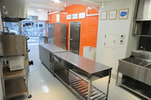 昨年オープンしたセカンドハーベスト・ジャパンのセントラルキッチン。営業許可も取得し、より安全で衛生的な環境で調理を行えるようになり、行政と連携する機会も増加した。