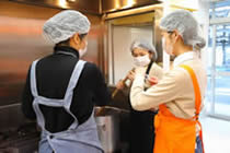 キッチンでの調理には、衛生環境を維持するために、ヘアキャップやマスクなど細かい出費も重なる。