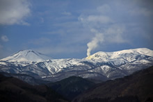 福島市内から見る冬の吾妻山（左が吾妻小富士、右が一切経山）
