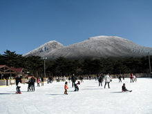 韓国岳を背景に楽しむスケーター