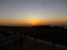 知床五湖　オホーツク海に沈む夕陽