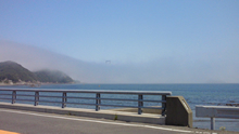 霧に包まれた大鳴門橋（網干より）（筆者撮影）