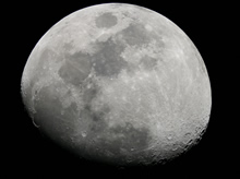 いつも見ている月も、望遠鏡を使うと違う表情になる