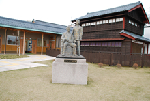 湯のまち広場に設置された「藤野巌九郎記念館」