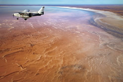 干上がった塩湖　© South Australian Tourism Commission