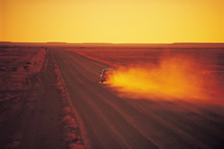 州の内陸部は乾燥した砂漠地帯が続く　© South Australian Tourism Commission
