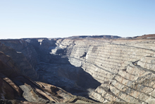 鉱山の露天掘り（© Tourism Western Australia）