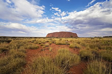 世界最大級の一枚岩であり世界遺産のウルル　© Shaana McNaught/Tourism NT