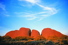 世界遺産に指定されたもうひとつの奇岩カタジュタ　© Tourism NT
