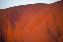 何千年という時を経て、風雨によって造られる溝や窪み　© David Kirkland/Tourism NT