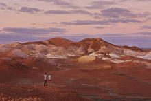 緑もなく、まるで火星のような砂漠の内陸部　©SATC