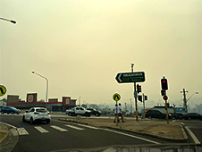 火災現場近くの町では大量の煙で覆われ空が橙色になるほど（© Miki Hirano）