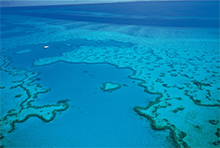 宇宙からも見える世界最大のサンゴ礁「グレートバリアリーフ」　© Tourism and Events Queensland