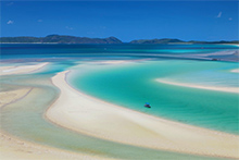 ヒル・インレットから流れ出る大量の白い砂　© Tourism and Events Queensland