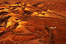 赤土の砂漠地帯が広がるオーストラリア内陸部　© South Australian Tourism Commission