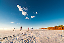 青空に映える赤土と真っ白な塩湖　© South Australian Tourism Commission