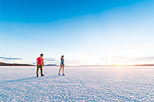 南オーストラリア州内陸部に点在する塩湖　© South Australian Tourism Commission
